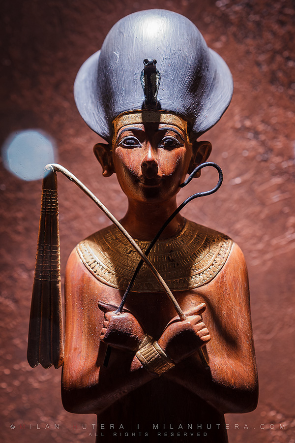 Tutankhamun with blue crown