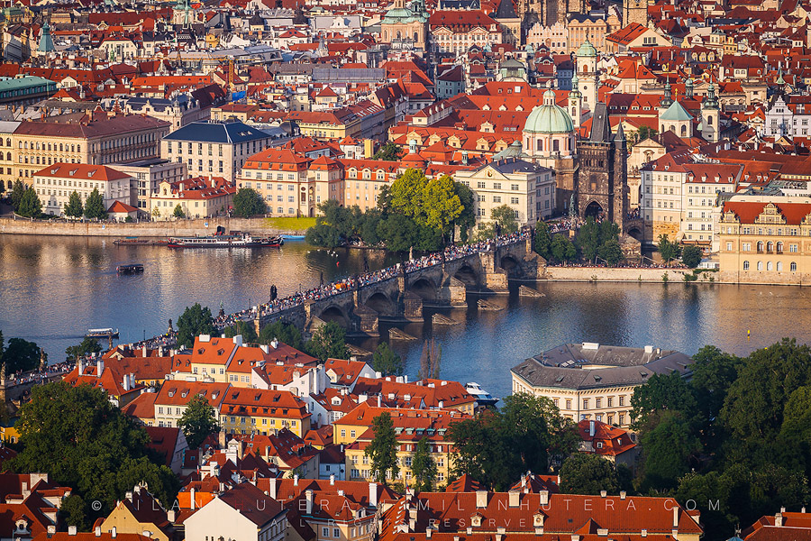 prague-praha-charles-bridge-petriny-tower