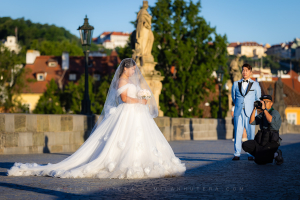 Pre-wedding photography in Prague backstage on Charles Bridge at sunrise.