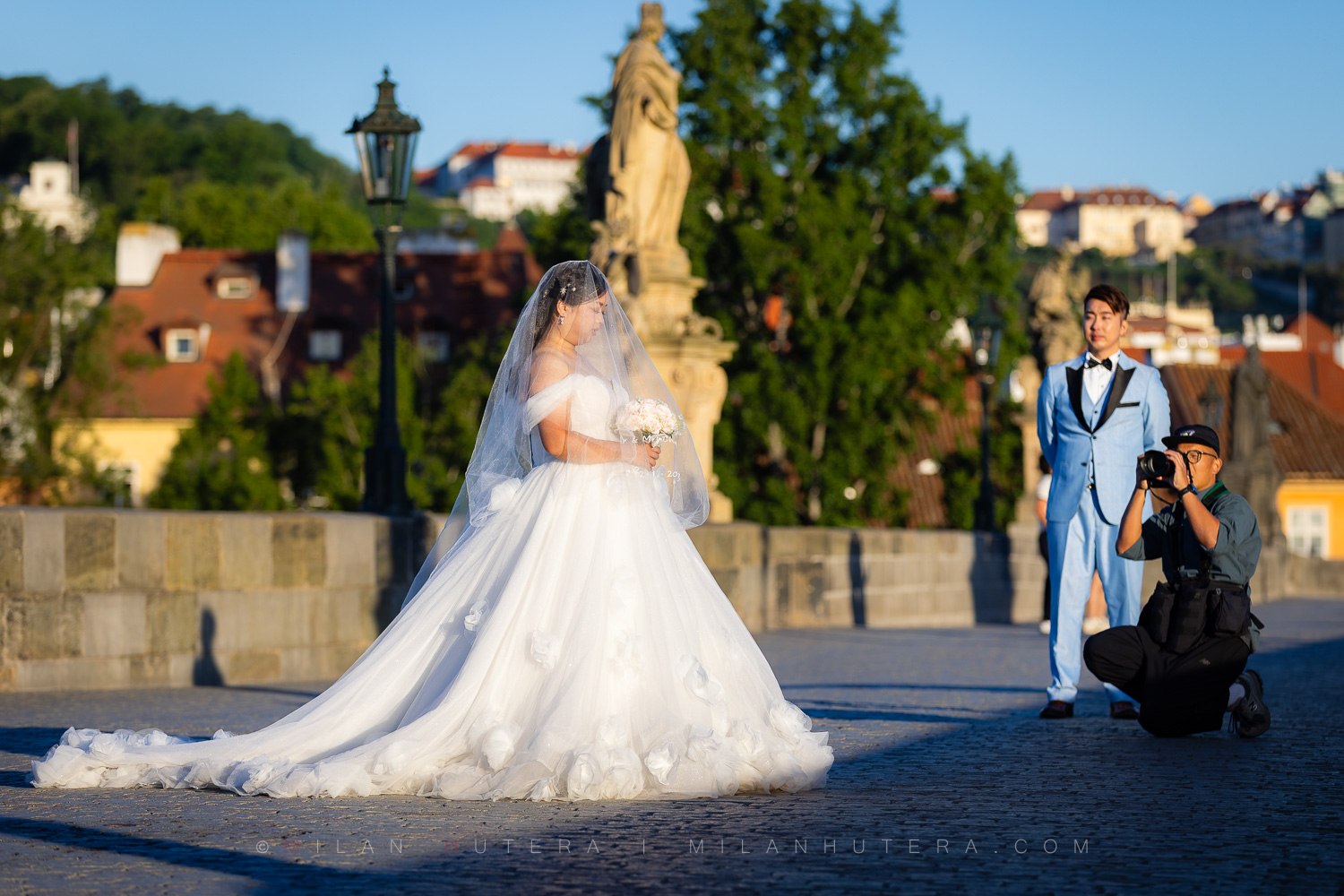 Pre-wedding photography in Prague backstage on Charles Bridge at sunrise.