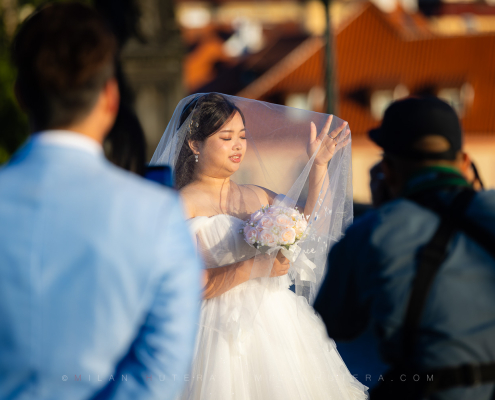Pre-wedding photography in Prague backstage on Charles Bridge at sunrise.
