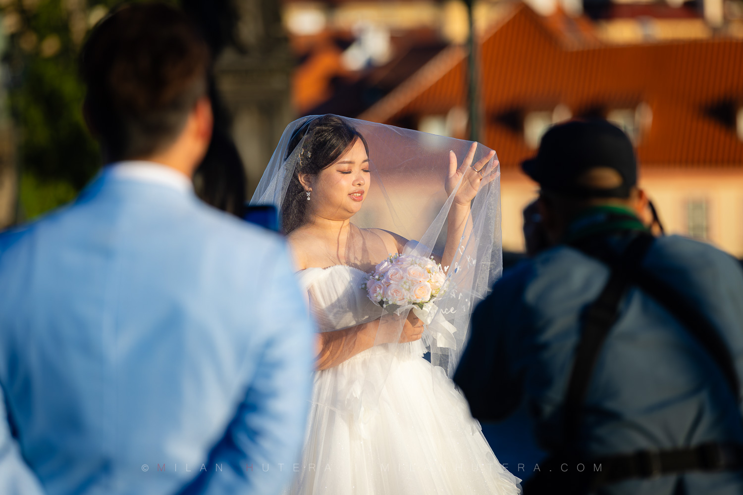 Pre-wedding photography in Prague backstage on Charles Bridge at sunrise.