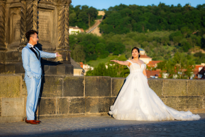 Pre-wedding photography in Prague backstage on Charles Bridge at sunrise.